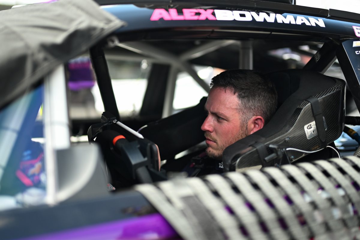 Alex Bowman Vertigóval Diagnosztizálták, Kihagyja a NASCAR Cup Phoenixi Futamát