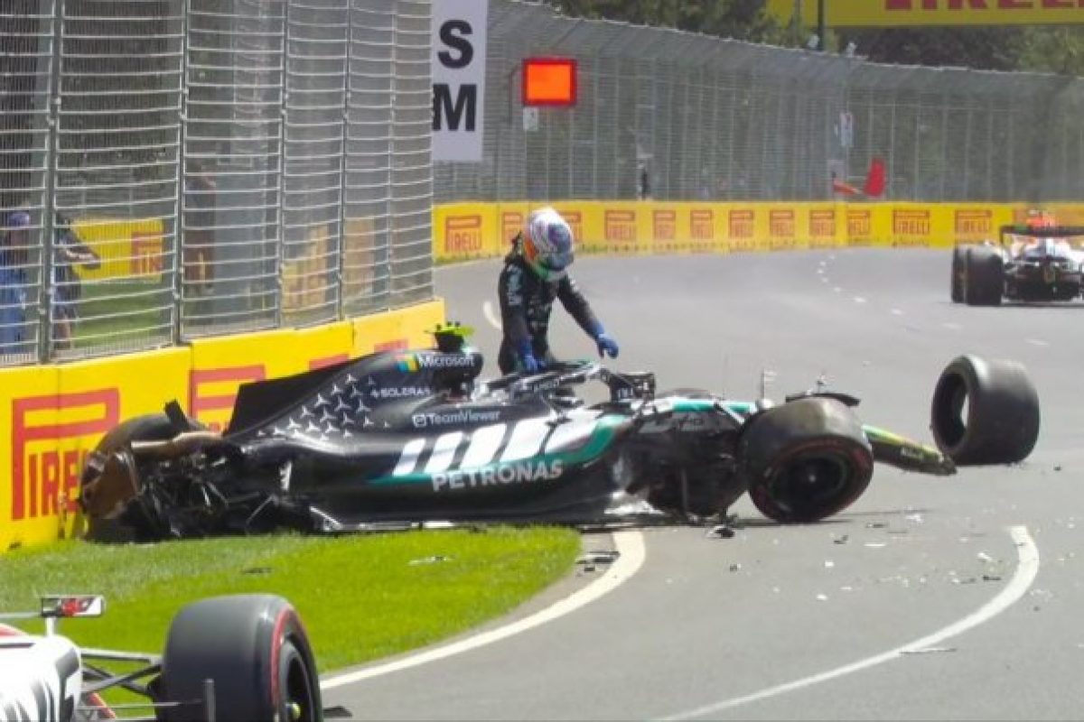 Russell elverte a mezőnyt az időmérő előtt, Antonelli összetörte a Mercedest