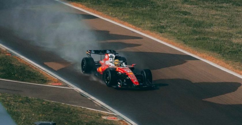 A „Hamilton rekordmértékű Pirelli esőgumitesztje Fioranóban: 297 kör, 884 kilométer két nap alatt