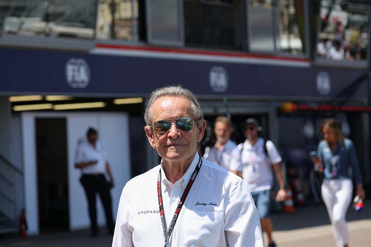 Az idézőjelben szereplő mondat hatásos címe lehet: „Egy legendás pilóta tanácsa: ne hasonlítsuk a múltat a jelennel