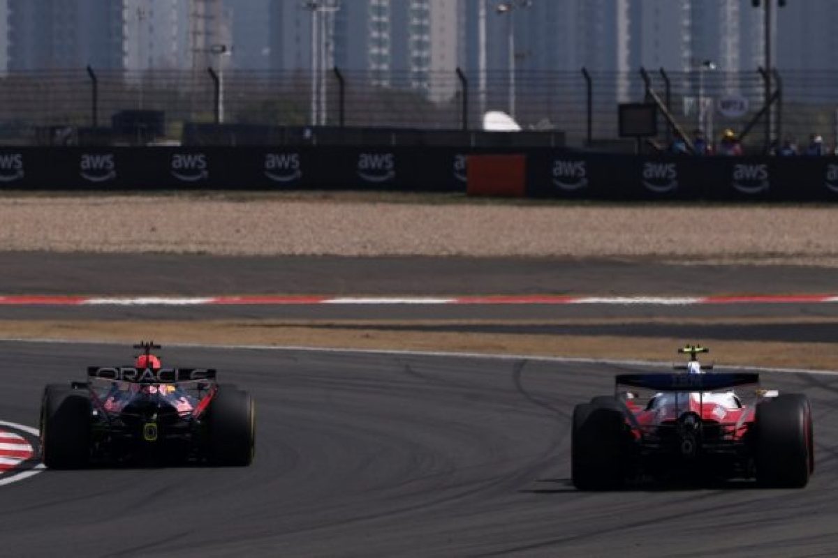 Akcióban a versenyzők: friss F1-hírek a vasárnapi esélyekről