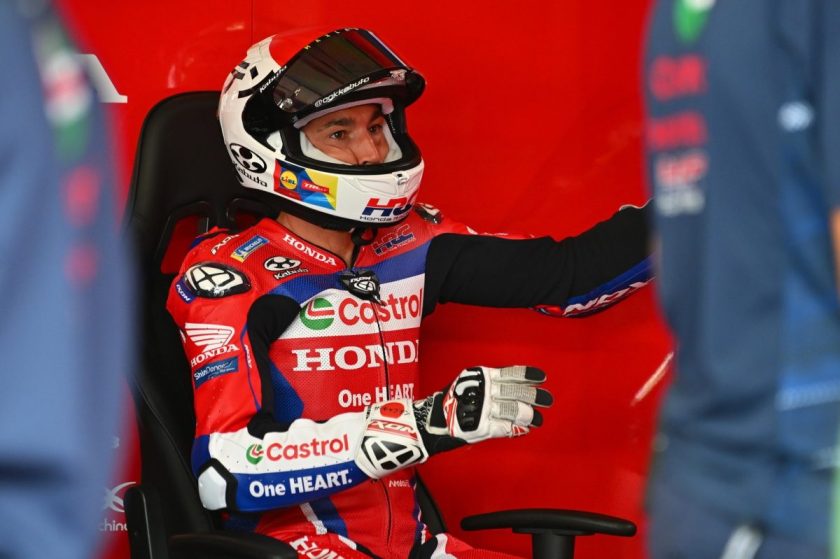 Aleix Espargaró sikeres műtéten átesett és először állt lábra