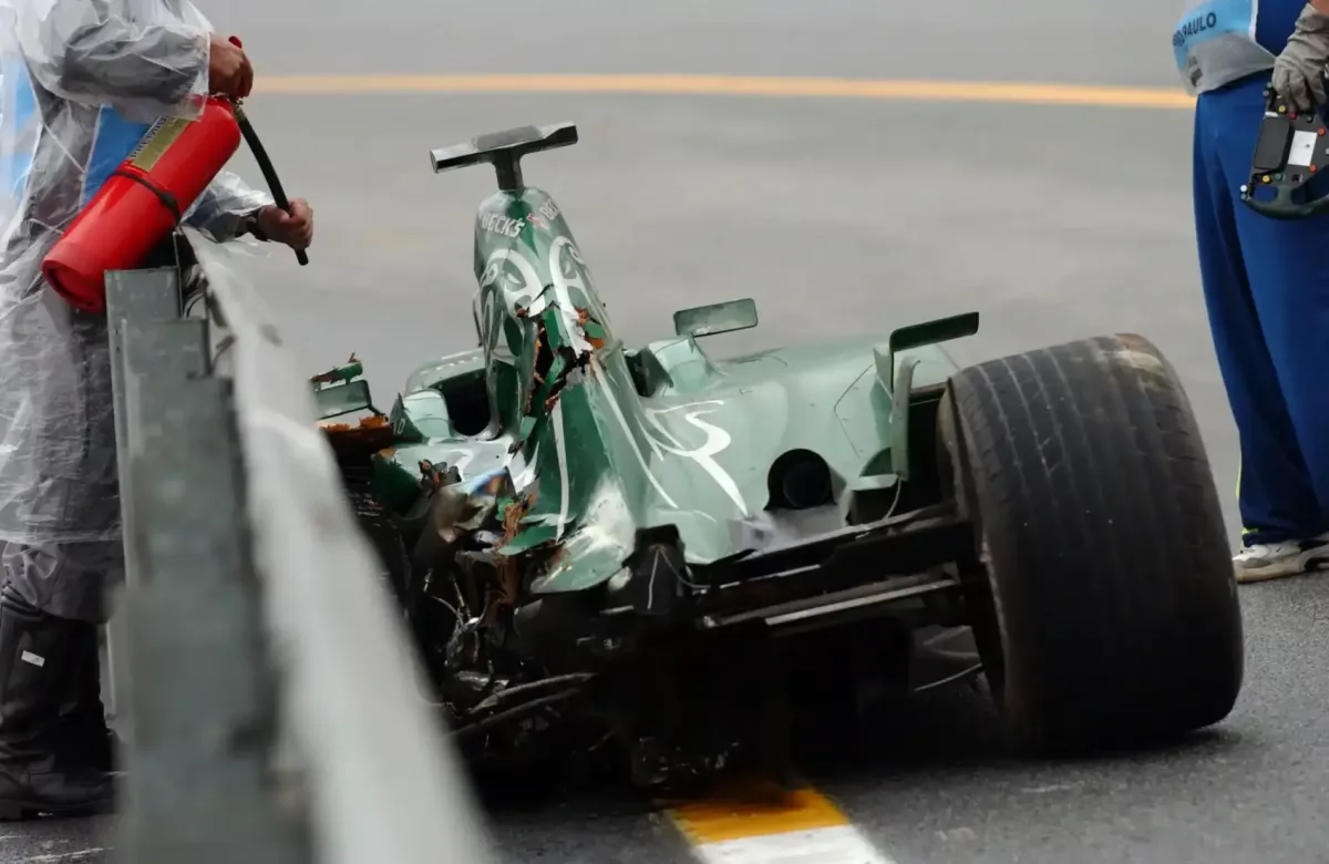 Brutális balesetek és Räikkönen majdnem győzelme – ilyen volt az egyik legkaotikusabb Brazil Nagydíj — Racingline.hu