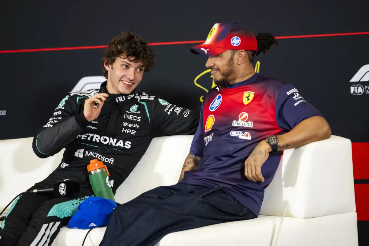 Különleges összefogással segítettek Hamilton és Verstappen Antonellin