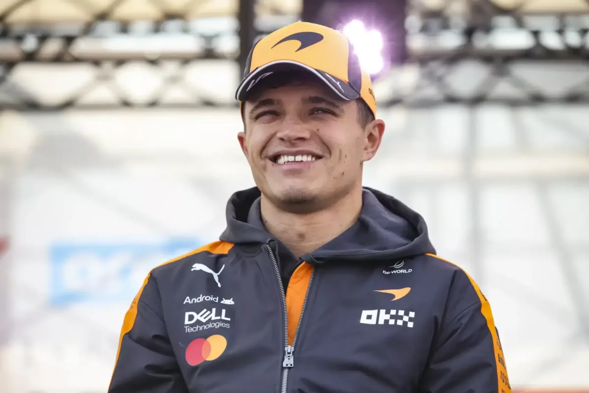 Kusza kapcsolati helyzet: Norris és modell barátnője változó viszonya