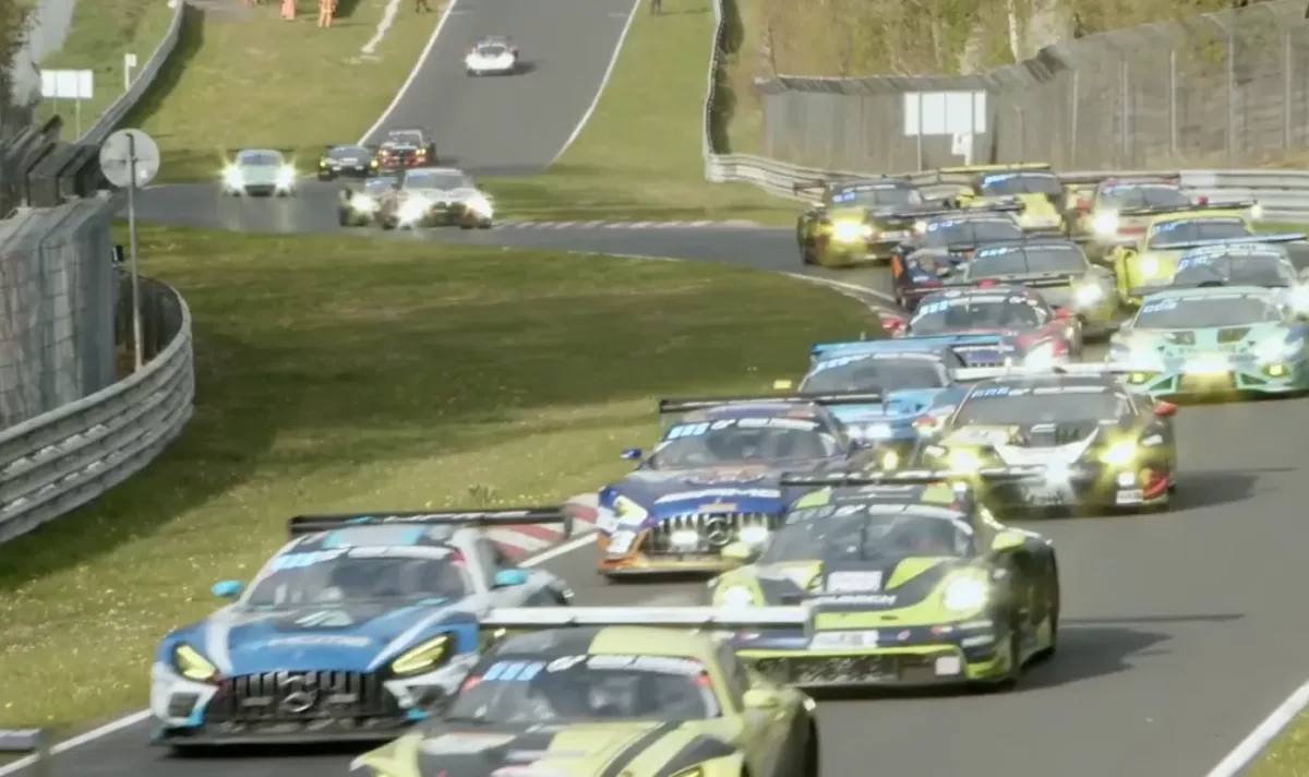 Szörnyű baleset rázta meg a Nürburgring Verstappen GT-versenyét, számos sérült