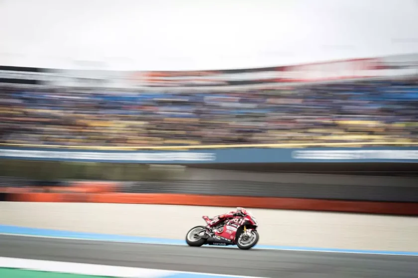 Bulega könnyed új győzelmével fűszerezett izgalmak a mezőny sűrűjében Assenben