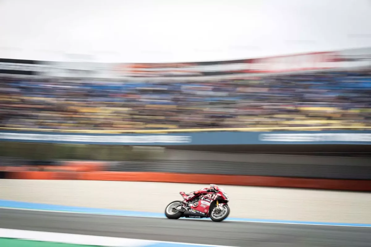 Bulega könnyed új győzelmével fűszerezett izgalmak a mezőny sűrűjében Assenben