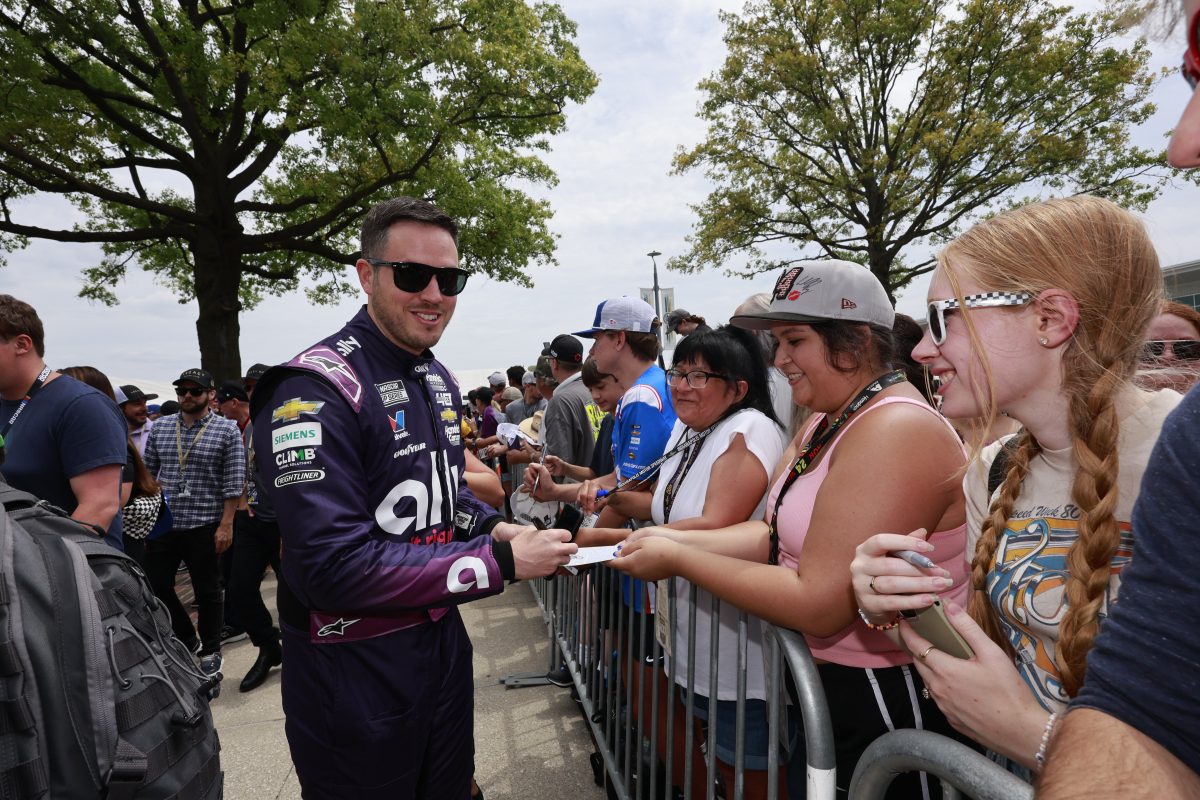 Az ‘Alex Bowman visszatéréséről szóló hírek új lendületet adnak a NASCAR világának’ címet javaslom.