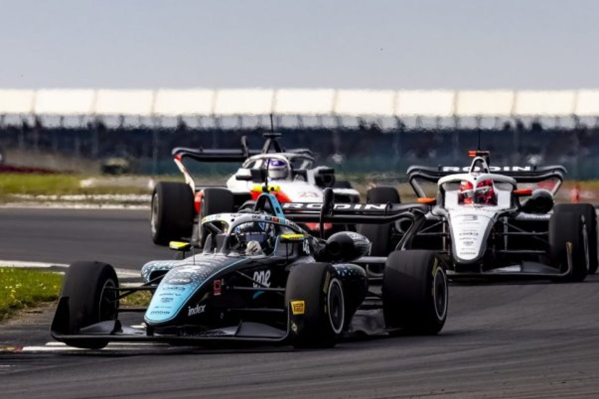 Molnár Martin briliáns dobogót szerzett az első brit F3-as versenyhétvégén