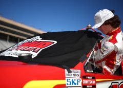 A homofóbiával vádolt NASCAR-pilóta visszakapta engedélyét, de csapatát azonnali hatállyal elhagyja