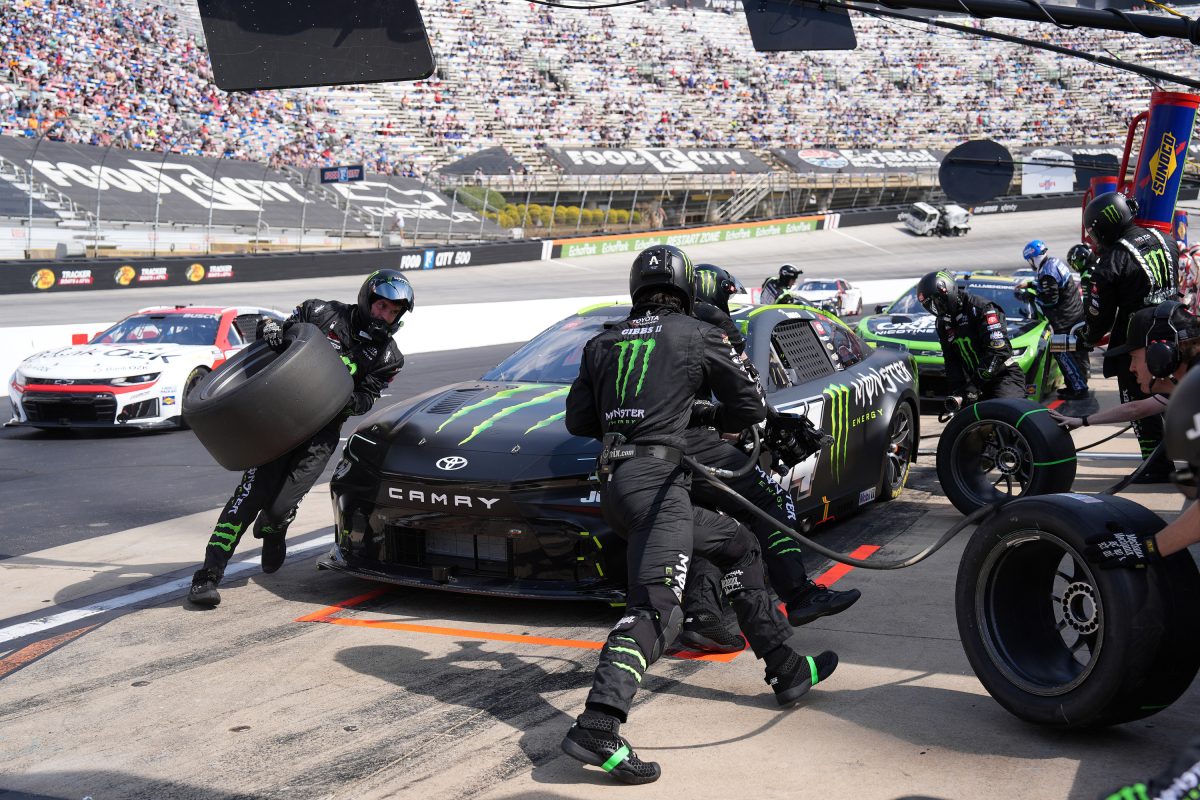 A JGR perli Chis Gabehartot fejhallgató viselése miatt