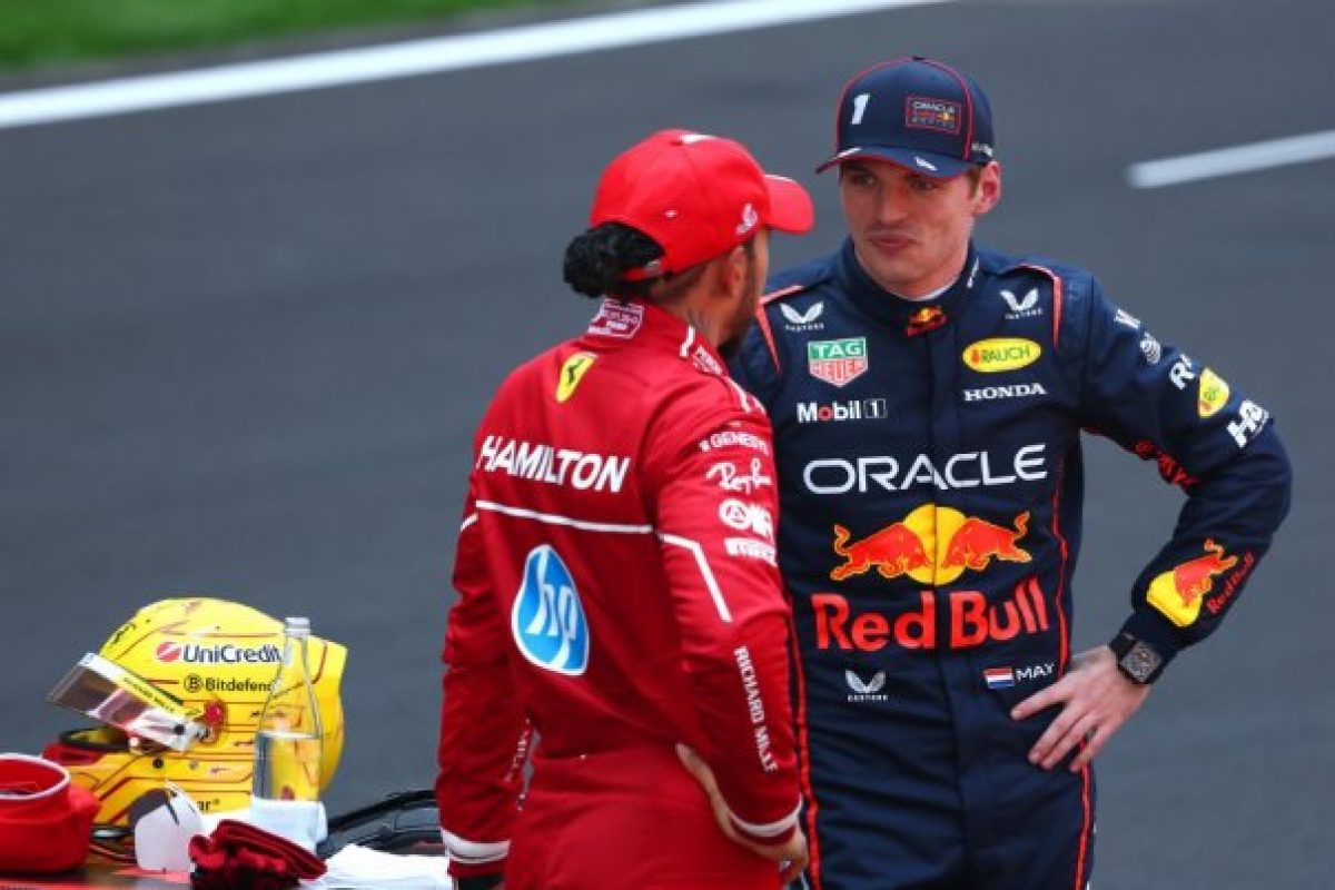 Az „Hamilton megúszta a civódást Verstappen panaszával szemben” cím hatásos lenne erre a témára.