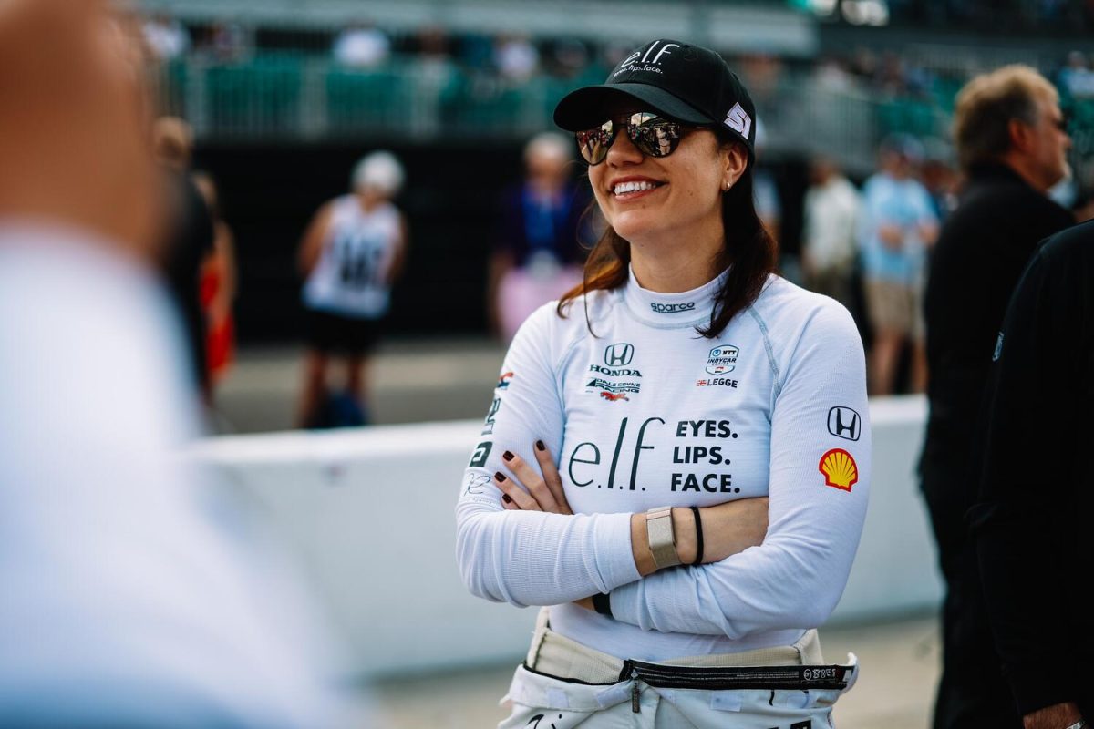 Katherine Legge történelmi mérföldkőt ér el az Indy 500-n, kvalifikáció sikeresen teljesítve