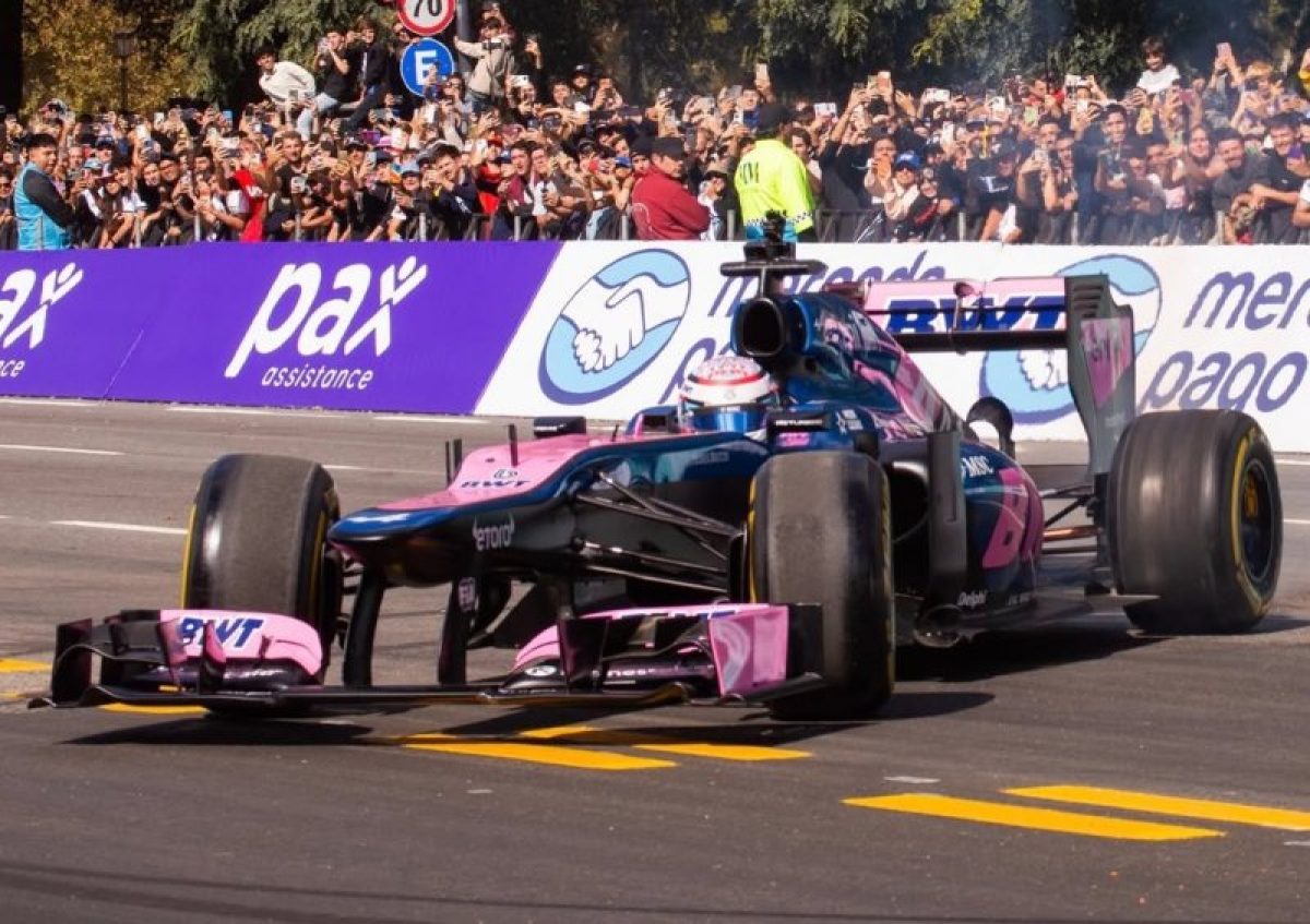 Lenyűgözte a közönséget Argentínában: Colapinto egykori Mercedesét is vezette először a nagyközönség előtt