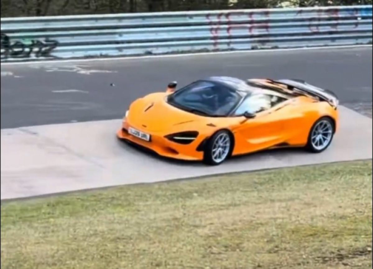 Az izgalmas cím lehet: „Russell és Norris versenyre keltek a Nordschleifén