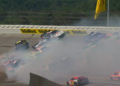 Videón rögzített balesetek: Jos Verstappen bukása és a 27 autós NASCAR-incidens