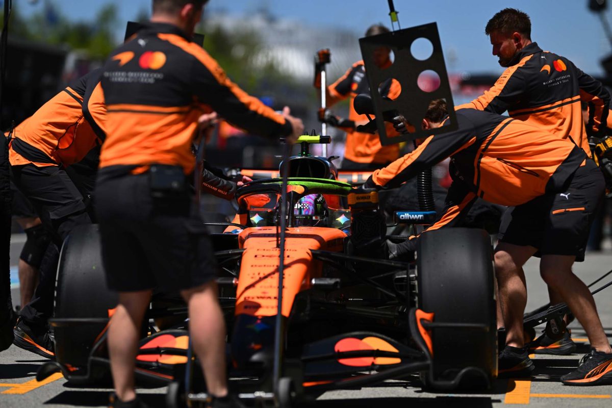 A McLaren gyors visszatérése az első szárnyára