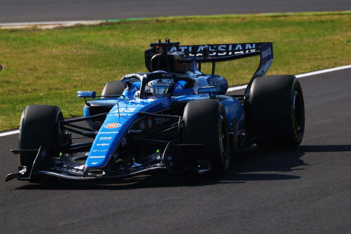 Albon autója súlyos károkat szenvedett: A Williams csapata a javítással küzd a verseny előtt