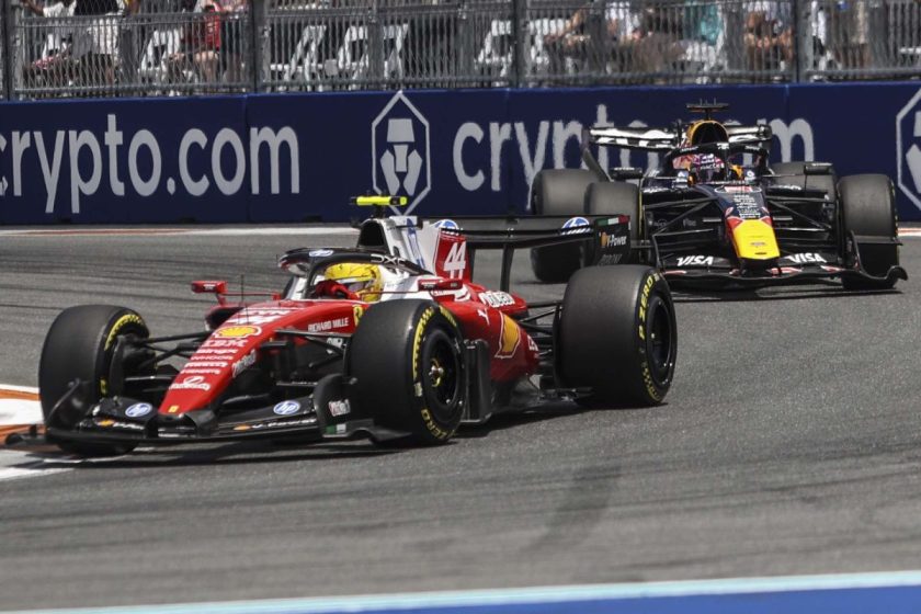 A cím: „Hamilton Bravúros Teljesítménye Után Hátat Fordít a Ferrari Szimulátorának