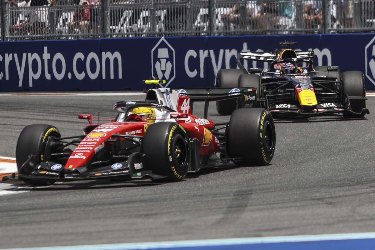 A cím: „Hamilton Bravúros Teljesítménye Után Hátat Fordít a Ferrari Szimulátorának