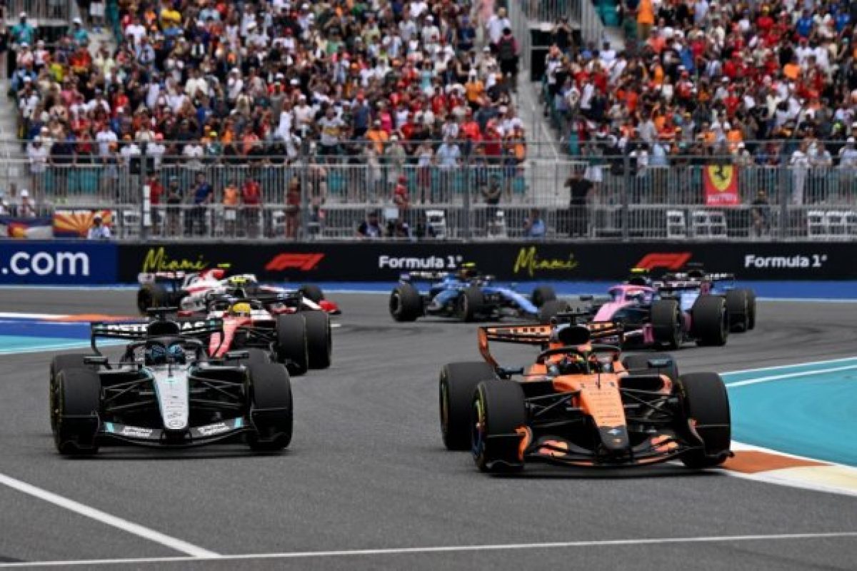 Verstappen nyerné McLaren támadását: napi hírek a Forma-1 világából
