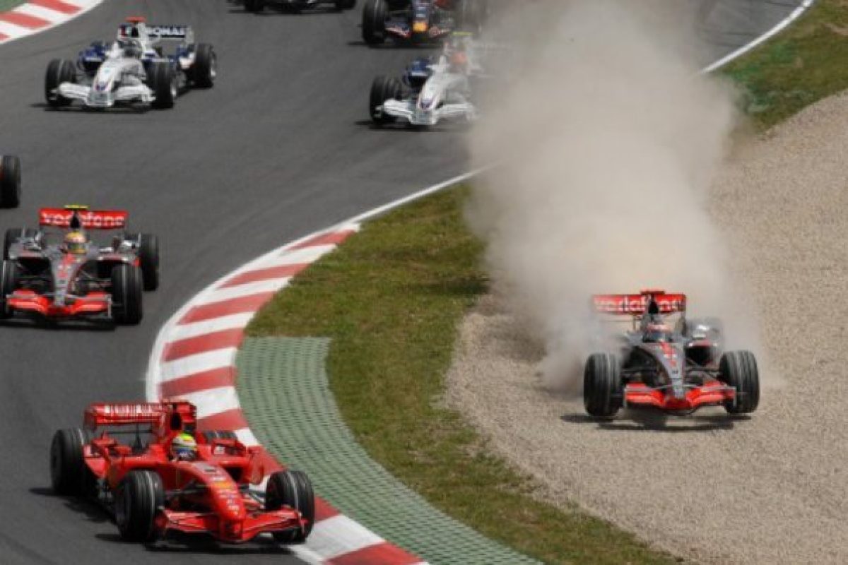 Összecsapás a pályán: Alonso és Massa versenyt futnak egymással a legfrissebb F1-Archívban