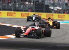 A Ferrarik problémái: Leclerc a forgalommal, Hamilton a túlmelegedéssel