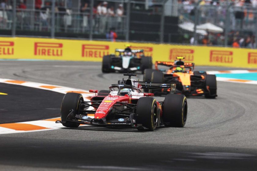A Ferrarik problémái: Leclerc a forgalommal, Hamilton a túlmelegedéssel