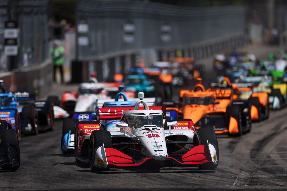Alex Palou uralja a Detroit-i IndyCar versenyt a káosz közepette