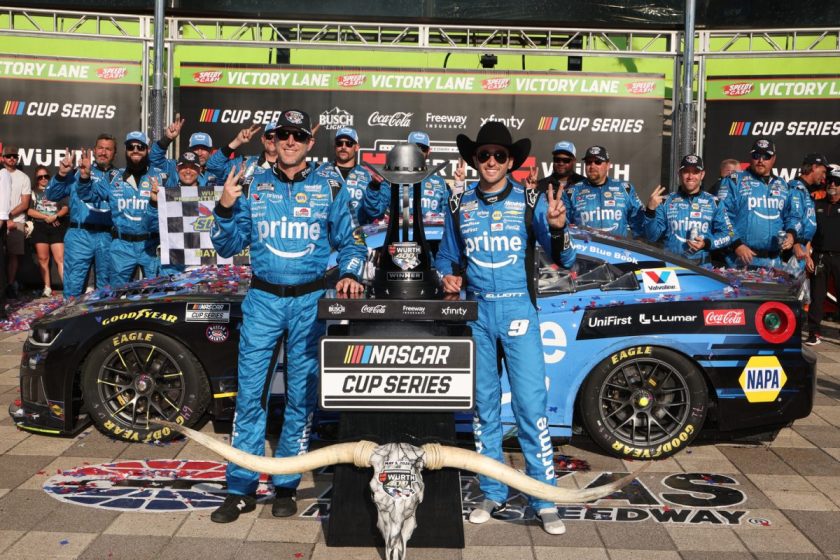 Az események hajrájában Chase Elliott győzött a zűrzavaros texasi NASCAR Cup versenyen