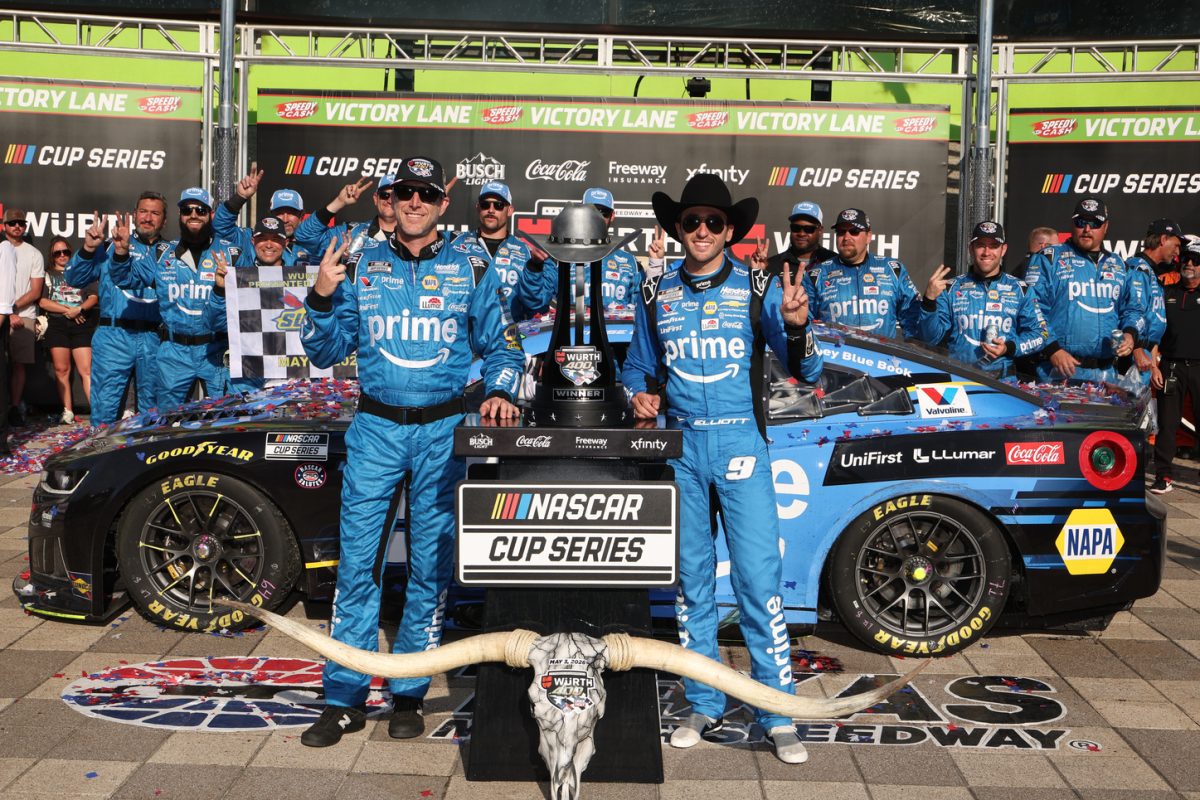 Az események hajrájában Chase Elliott győzött a zűrzavaros texasi NASCAR Cup versenyen