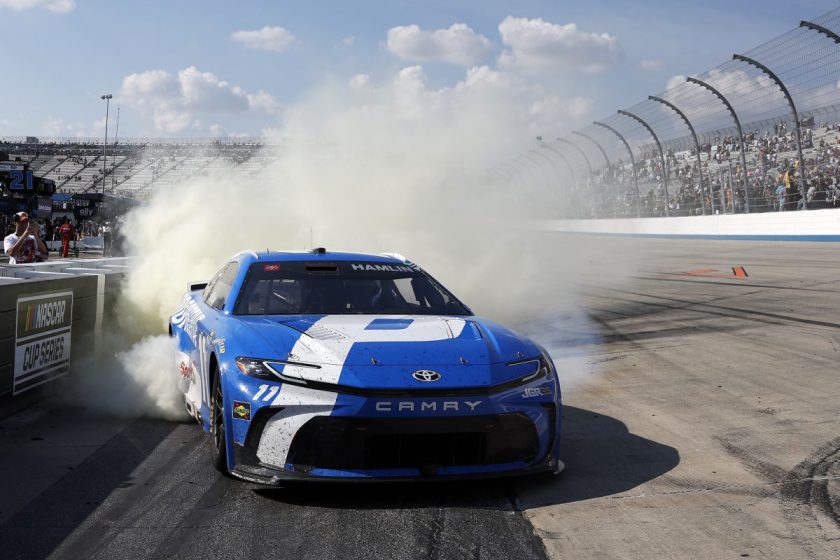 Agyafúrt manőver: Denny Hamlin szerzi meg a Pole pozíciót az időmérő eltörlése után