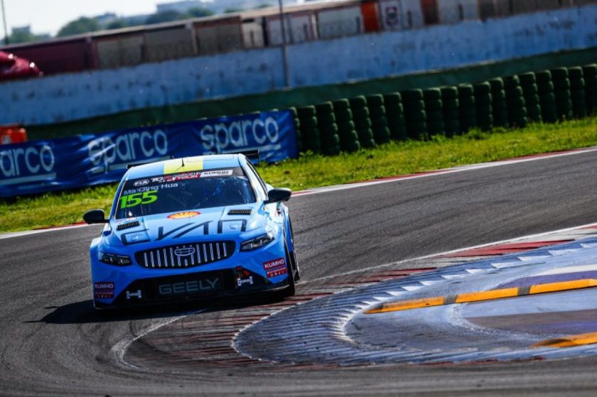 Michelisz kiesése után a Geely első győzelmét aratja a TCR második futamán