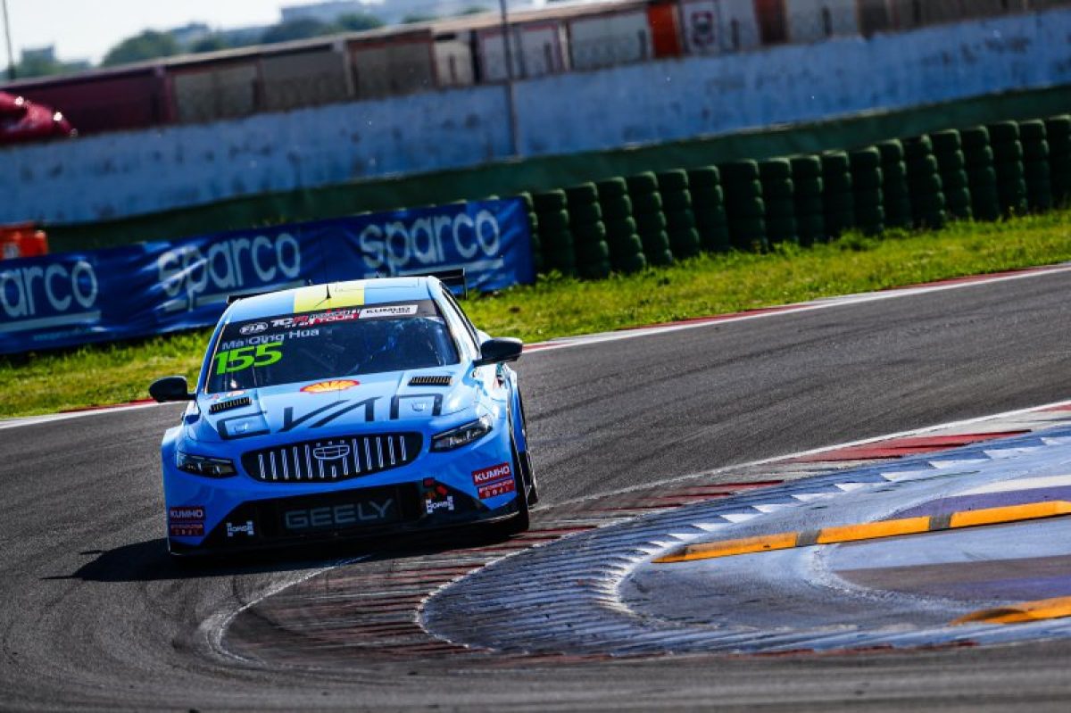 Michelisz kiesése után a Geely első győzelmét aratja a TCR második futamán