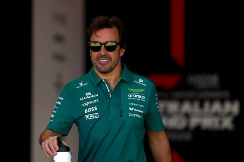 A kettősség csúcsa: Alonso újabb sportkocsija gyereküléssel