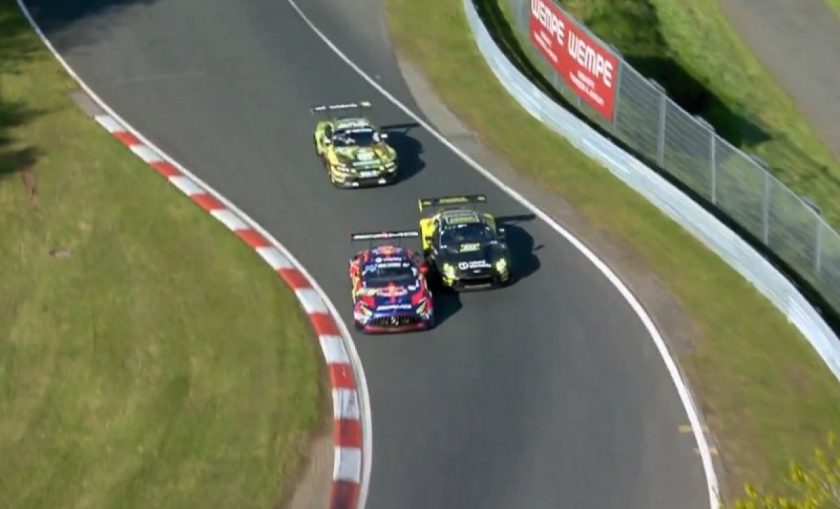 Az izgalmas pillanat: Verstappen megmutatja, hogyan vette át a vezetést a nürburgringi 24 óráson