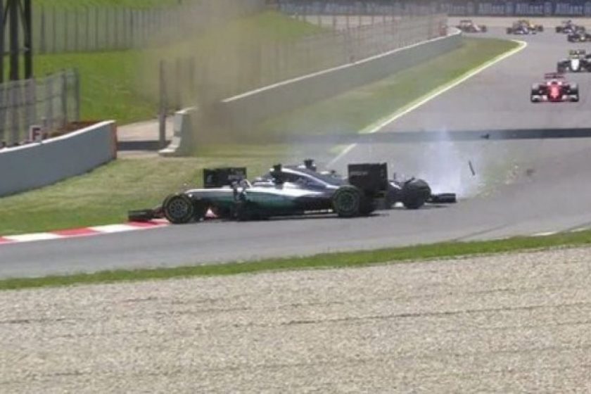 Az F1 történelmének egyik legemlékezetesebb pillanata: Verstappen győzelme a Mercedes-ütközés után