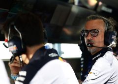 Összehasonlítás a Red Bull és a Ford Mustang V8-as motorja között