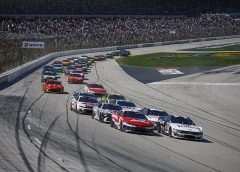 Kilátásban a Tömegvonzás Módosulása a NASCAR Hétvégi Futamán