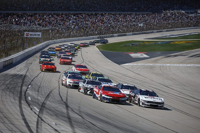 Kilátásban a Tömegvonzás Módosulása a NASCAR Hétvégi Futamán