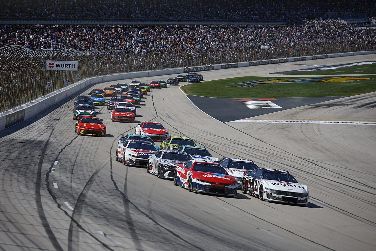 Kilátásban a Tömegvonzás Módosulása a NASCAR Hétvégi Futamán