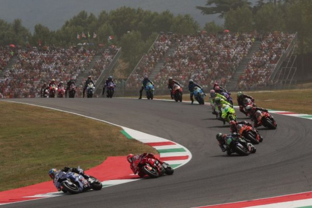 Sebesség, kanyarok, verseny: hétvégi motorsport láz
