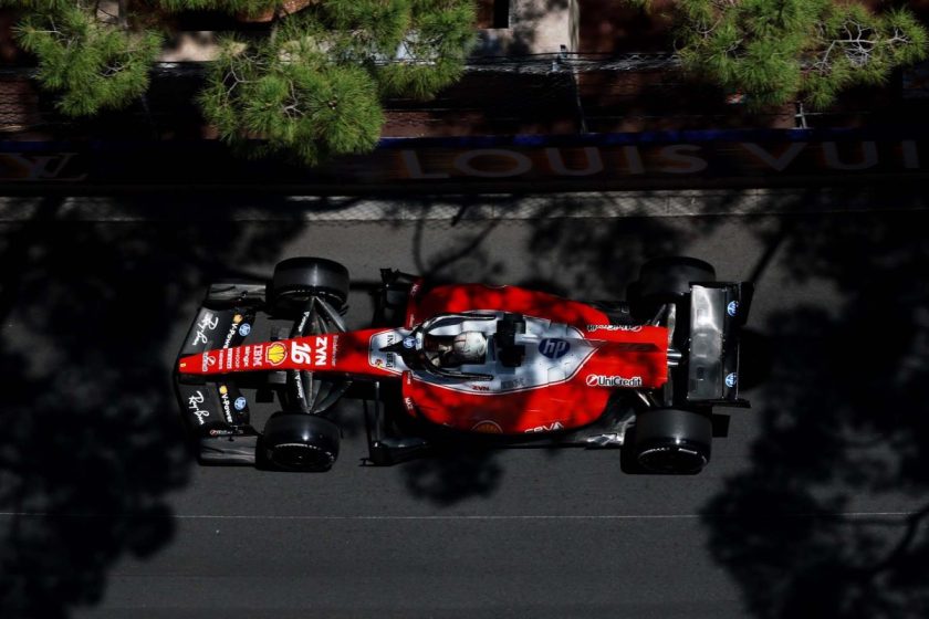Leclerc vezet a monacói nyitóedzésen, Hadjar és Alonso balesetet szenvedett