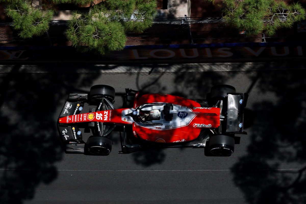 Leclerc vezet a monacói nyitóedzésen, Hadjar és Alonso balesetet szenvedett