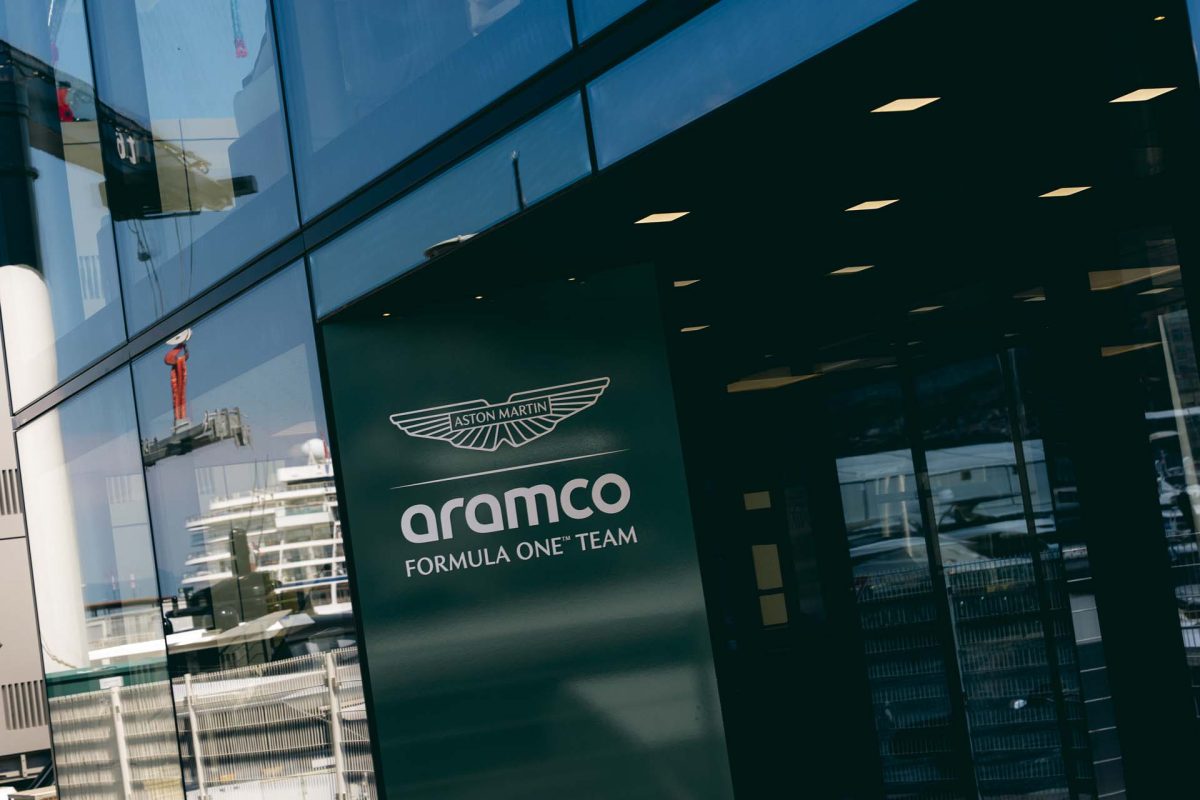 Egyedi festéssel hódít Monacóba az Aston Martin