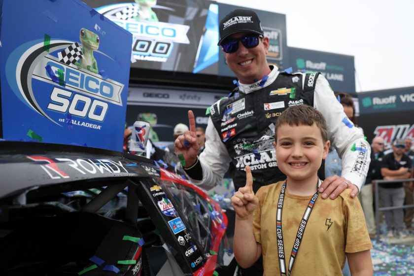 A NASCAR pilótájának megható búcsúja: Kyle Busch kisfia azonnal visszatért a versenypályára